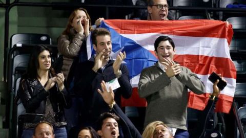 Fans de la boricua Monica Puig durante el partido contra la danesa Caroline Wozniacki en el Miami Open. (Foto: EFE/EPA/RHONA WISE)