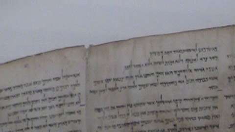 El Museo de Israel, que guarda los milenarios Rollos del Mar Muerto, unos misteriosos documentos bíblicos, muestra ahora durante tres meses un fragmento antiguo del apócrifo del Génesis.