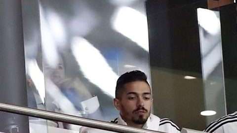 El delantero de la selección argentina Lionel Messi observa el partido ante España en el Estadio Wanda Metropolitano de Madrid. (Foto: EFE/Javier Lizón)