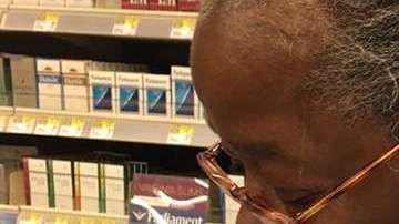 Esta cajera de Walgreens, en Minnesota, desconoce que su comunidad planea sorprenderla con unas vacaciones de ensueño.