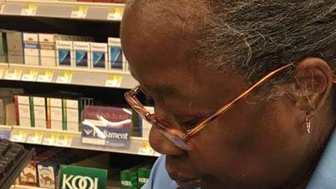 Esta cajera de Walgreens, en Minnesota, desconoce que su comunidad planea sorprenderla con unas vacaciones de ensueño.