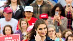 Hope Hicks al lado del presidente electo, Donald Trump.