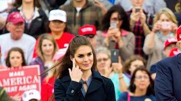Hope Hicks al lado del presidente electo, Donald Trump.