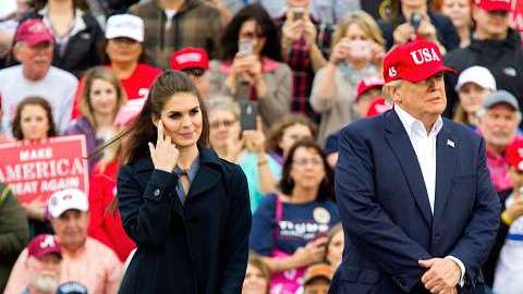 Hope Hicks al lado del presidente electo, Donald Trump.