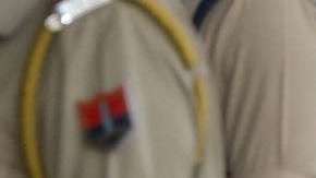 Clinton fue vista en el aeropuerto con el brazo derecho cubierto