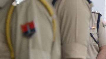 Clinton fue vista en el aeropuerto con el brazo derecho cubierto