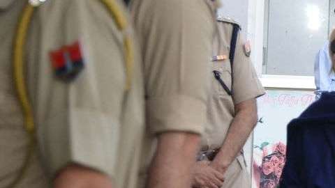 Clinton fue vista en el aeropuerto con el brazo derecho cubierto