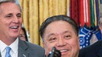 Broadcom, la empresa que dirige Hock Tan (izda), no cree que la fusión plantee problemas de seguridad nacional, como afirmó Trump (dcha).