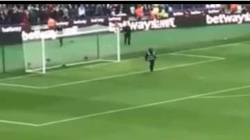 Aficionados invadieron la cancha del West Ham para reclamarle a los jugadores