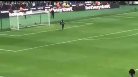Aficionados invadieron la cancha del West Ham para reclamarle a los jugadores