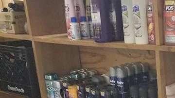 Un armario lleno de productos para que los niños más pobres se los lleven si sentirse discriminados.