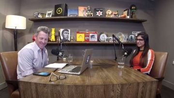Mia Khalifa sostuvo una charla en el podcast de Lance Armstrong