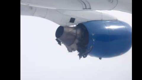 Daños en uno de los motores de la aeronave.
