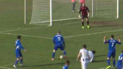 El croata Bruno Boban (de pie) tras recibir el balonazo que le quitó la vida.