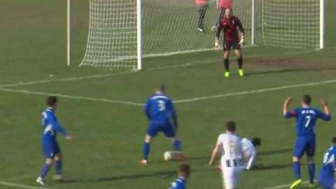 El croata Bruno Boban (de pie) tras recibir el balonazo que le quitó la vida.
