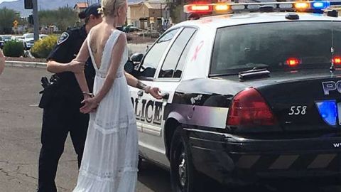 Amber Young iba vestida de novia cuando fue detenida