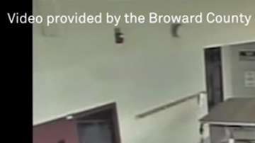 Las imágenes evidencian que el oficial escolar Scot Peterson no entró al edificio del plantel donde se produjo el tiroteo.