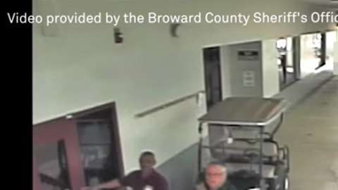 Las imágenes evidencian que el oficial escolar Scot Peterson no entró al edificio del plantel donde se produjo el tiroteo.