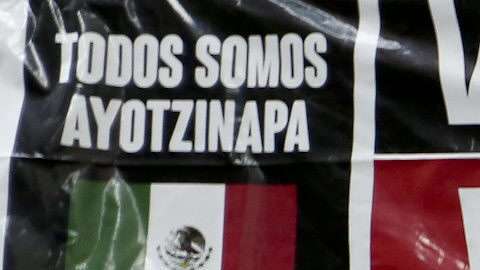 Padres de las víctimas se manifiestan frente a la cancillería en Buenos Aires en 2015.