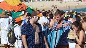 Miles de turistas estadounidenses, la mayoría jovenes, disfrutan las playas mexicanas a pesar de "mala fama".