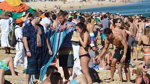 Miles de turistas estadounidenses, la mayoría jovenes, disfrutan las playas mexicanas a pesar de "mala fama".