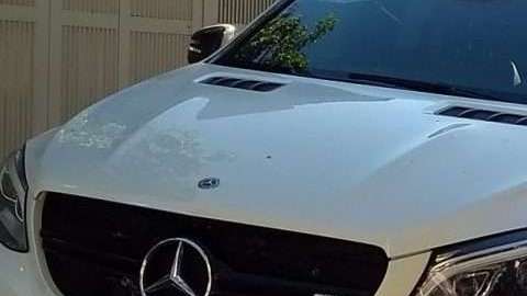 La camioneta de Alan Pulido tras el incidente.