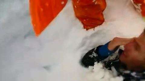 El esquiador pasó 15 minutos bajo la nieve.