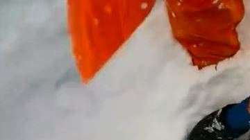 El esquiador pasó 15 minutos bajo la nieve.