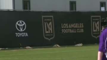 Carlos Vela "encaró" a James Corden en el partido