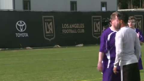Carlos Vela "encaró" a James Corden en el partido