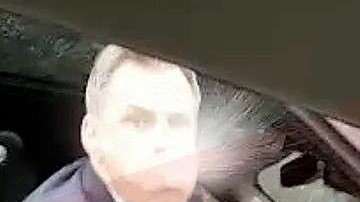 Jamie Carragher escupiendo a un par de aficionados en una calle de Manchester,