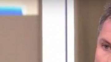 Jamie Carragher durante una entrevista en Sky Sports tras su escupitajo del domingo a unos aficionados.