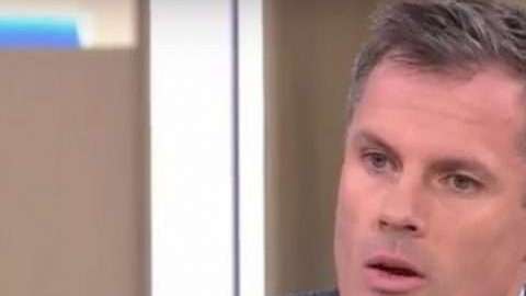 Jamie Carragher durante una entrevista en Sky Sports tras su escupitajo del domingo a unos aficionados.
