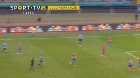 Edinson Cavani marcó de chilena en el triunfo de Uruguay 2-0 sobre República Checa