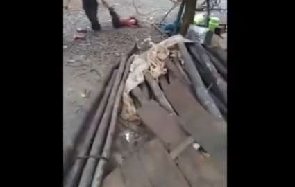 Un sujeto agrede y arrastra a una niña.