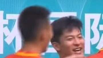 Los jugadores de la selección de China lucieron vendajes en el cuerpo en su partido contra la República Checa.