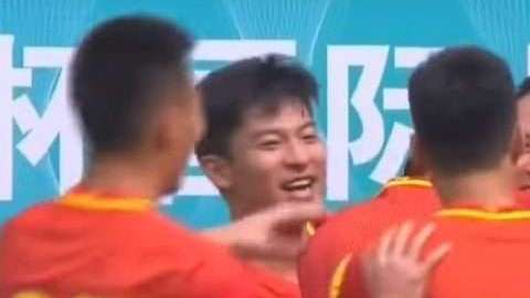 Los jugadores de la selección de China lucieron vendajes en el cuerpo en su partido contra la República Checa.