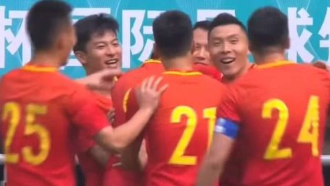 Los jugadores de la selección de China lucieron vendajes en el cuerpo en su partido contra la República Checa.