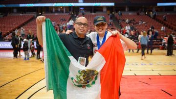 Con su bandera mexicana siempre presente, Claudia Ramos festejó el título de CSUN en el torneo de la Conferencia Big West en Anaheim.