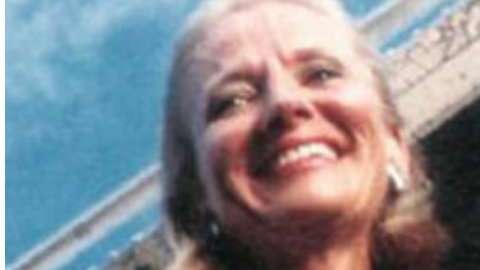 Las hormigas picaron a Joan y le inyectaron un veneno que la mantuvo con vida.