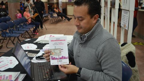 Unas 50,000 credenciales de elector han sido entregadas en Chicago a mexicanos, y cerca de 500,000 en todo el país. El 31 de marzo es el límite para solicitarla para votar en las elecciones mexicanas del 1 de julio. (Belhu Sanabria / La Raza)