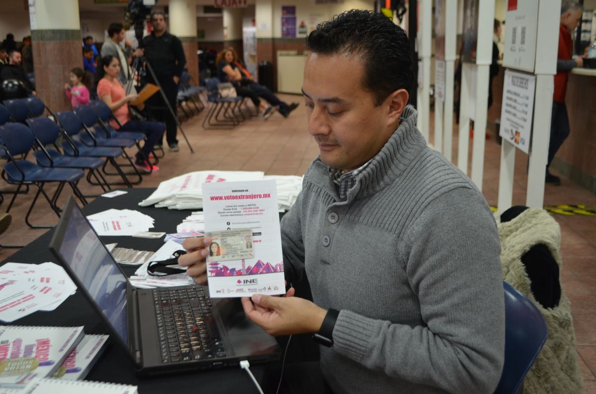 Unas 50,000 credenciales de elector han sido entregadas en Chicago a mexicanos, y cerca de 500,000 en todo el país. El 31 de marzo es el límite para solicitarla para votar en las elecciones mexicanas del 1 de julio. (Belhu Sanabria / La Raza)