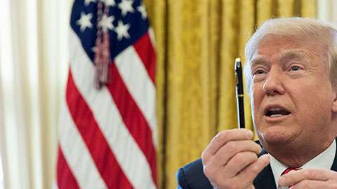 Trump desde un principio buscó blindarse de su propio equipo