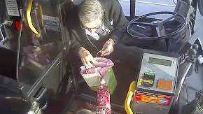 La emotiva despedida de un conductor de autobús y una niña de 4 años.