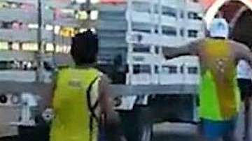 El momento de la agresión al perro por parte del corredor Manuel Alcocer.