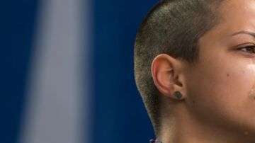 Emma González fue señalada como seguidora del gobierno de los Castro por usar una chaqueta con un parche de la bandera de Cuba.