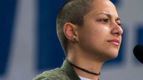 Emma González fue señalada como seguidora del gobierno de los Castro por usar una chaqueta con un parche de la bandera de Cuba.