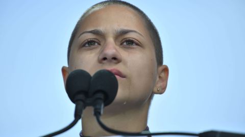 La representante estudiantil Emma González ofreció un discurso el sábado que conmovió a la multitud de la Marcha por Nuestras Vidas.