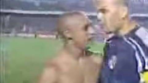 En 2001, Chilavert escupió en el rostro a Roberto Carlos, cuando Brasil dejó fuera del Mundial a Paraguay