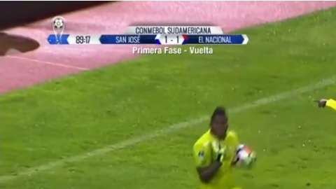 Johan Padilla, portero de El Nacional, fingió agresión del árbitro